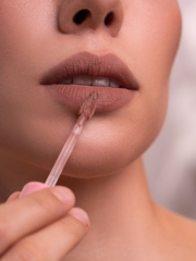 Помада матова оксамитова Zola Velour Lip Souffle 04 Nude Haze, фото 4